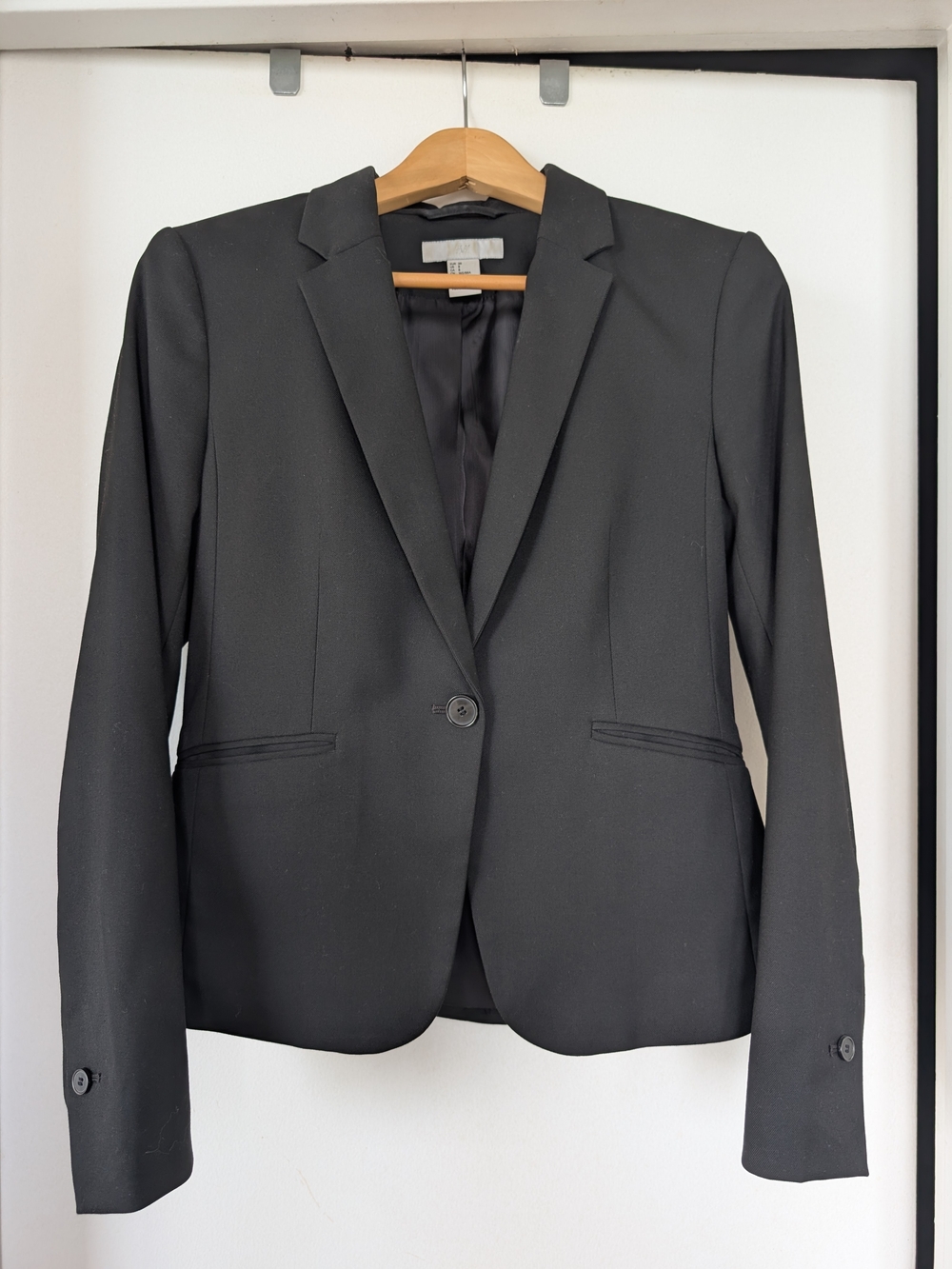 H&M Women’s Black Single-Button Tailored Blazer
